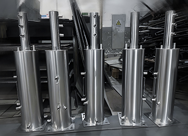 數(shù)控車床。CNC 數(shù)控銑床精密加工